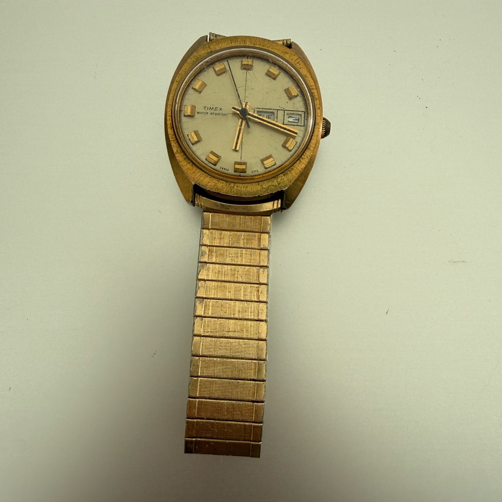 Vintage Timex Analog Wristwatch Gold-Tone Day/Date Water-Resistant Metal Band